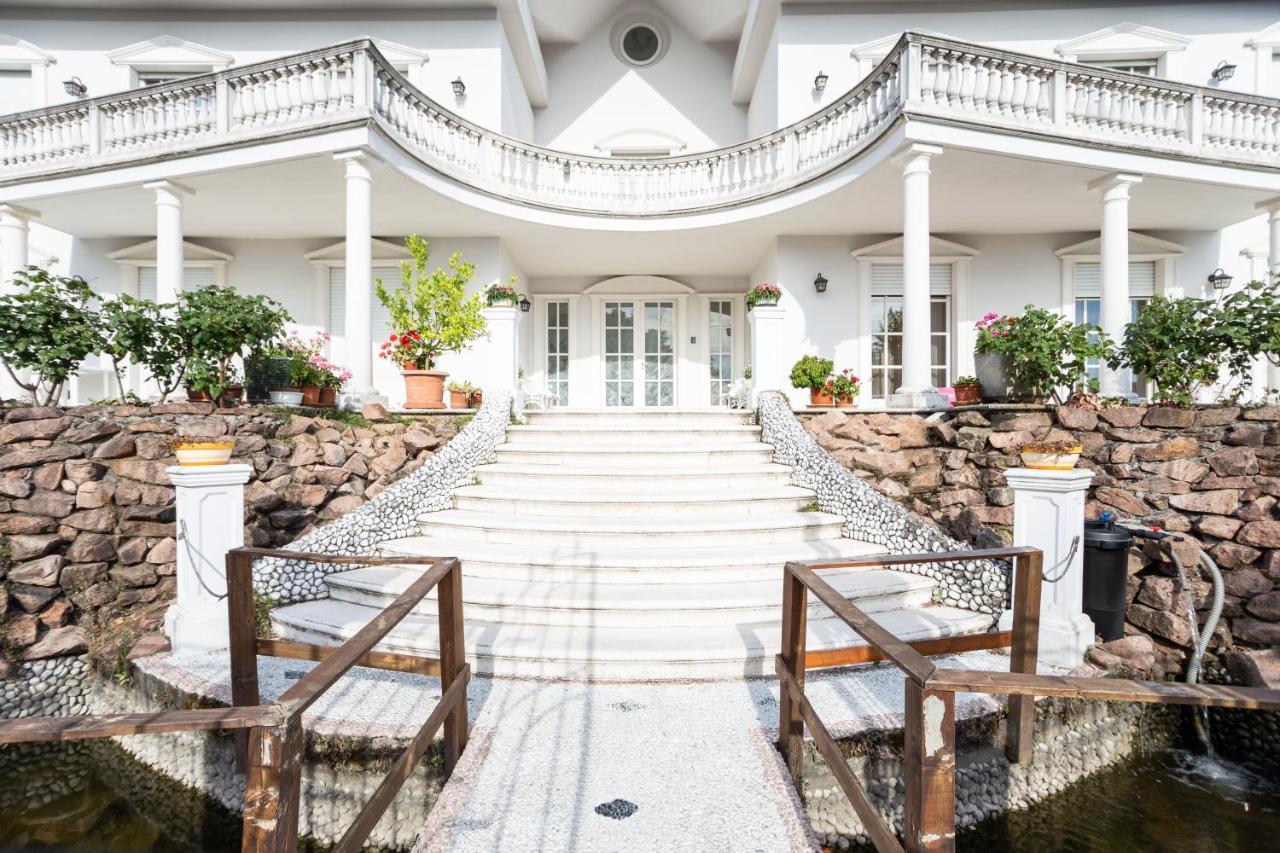 White House Apartment Лайнате Екстериор снимка