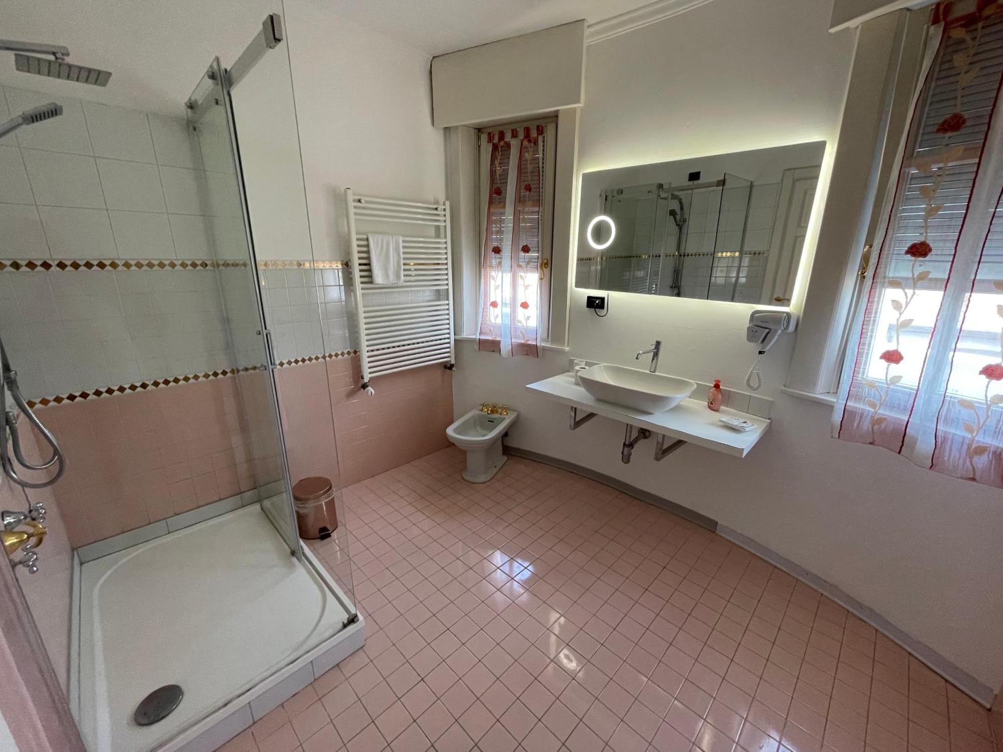 White House Apartment Лайнате Екстериор снимка