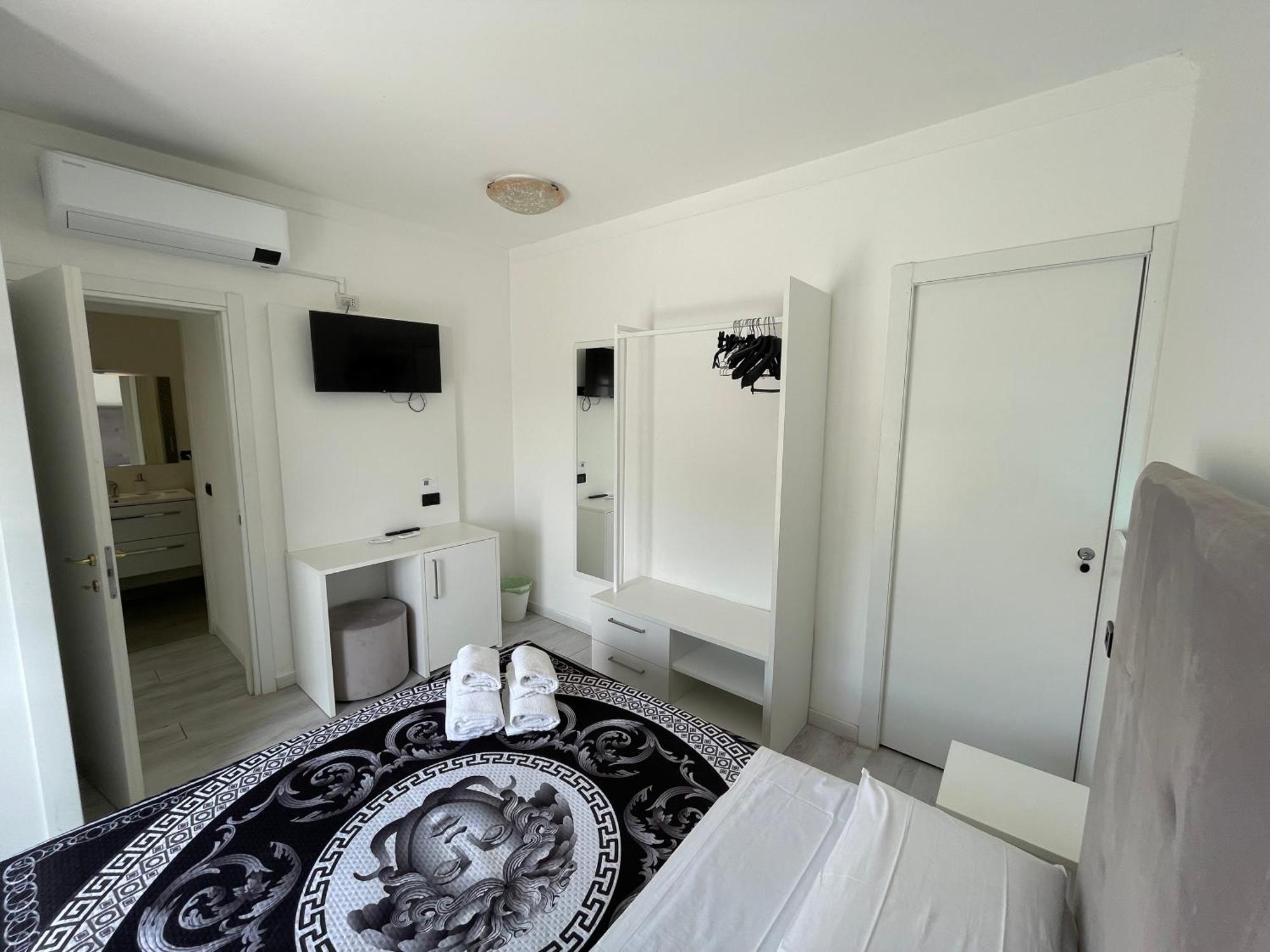 White House Apartment Лайнате Екстериор снимка