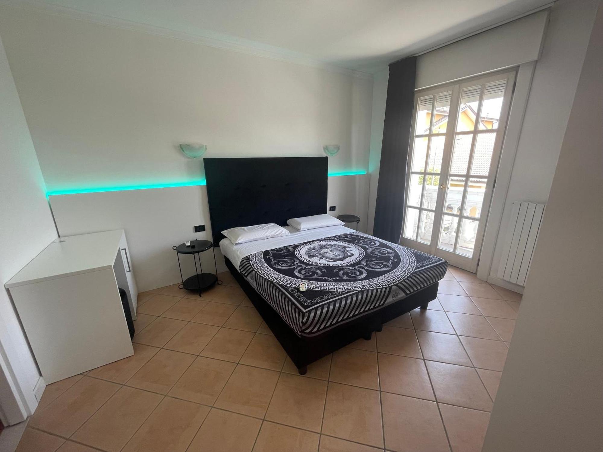 White House Apartment Лайнате Екстериор снимка